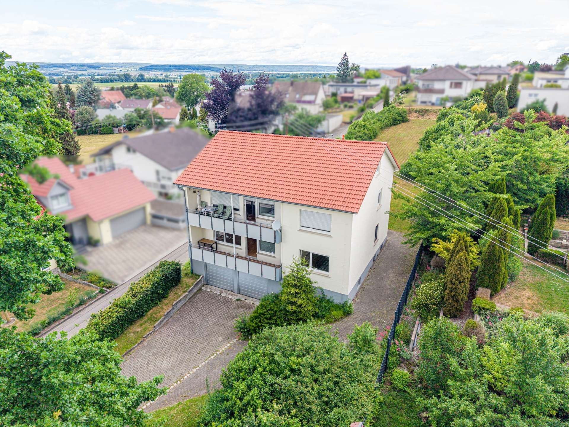 Charmant! Großzügiges Zweifamilienhaus in ruhiger Wohnlage mit herrlichen Sonnenbalkonen
